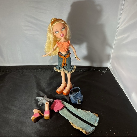 Vintage Bratz Cloe Strut It With Two Outfits - Picture 1 of 3